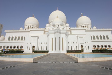 Fototapeta na wymiar Sheikh Zayed Bin Sultan Al Nahyan Mosquée