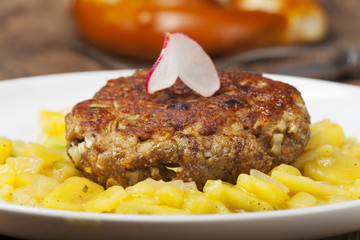 Bayerische Fleischpflanzerl mit Kartoffelsalat