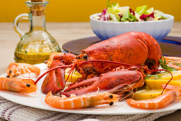 Astice rosso su un piatto contornato da gamberi