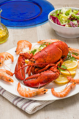 Astice rosso su un piatto contornato da gamberi