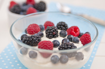 Joghurt mit gemischten Beeren