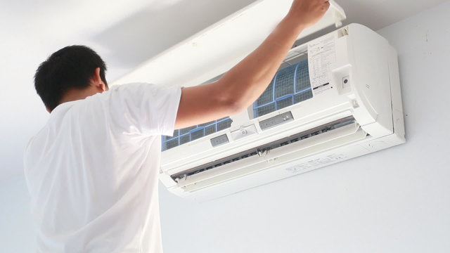 Service man to clean air condition