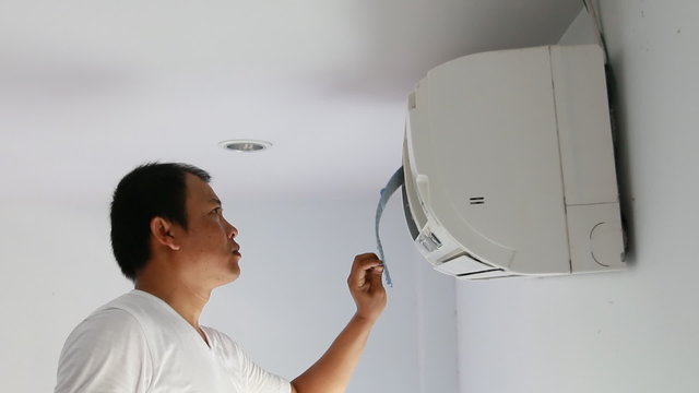 Air Conditioner maintenance cleaner , Man to remove cover of eva