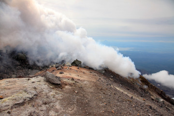 Fototapeta na wymiar Fumarole na najwyższym Avachinskiy wulkanu.