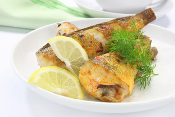 Fried fish with lemon and dill