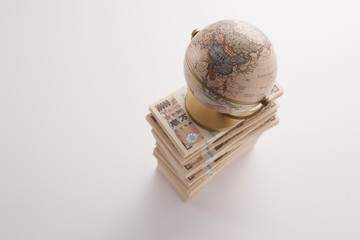 札束と地球儀