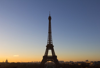Fototapeta na wymiar Eiffel Tower at Sunrise