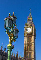 Fototapeta na wymiar Big Ben/Elizabeth Tower in London and a Lamp post from Westminster Bridge