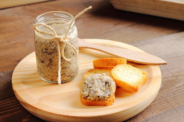 Melba toasts with mushroom spread
