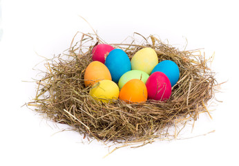 Osternest mit bunten Eiern