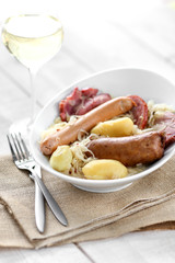 choucroute alsacienne avec verre de vin © Jérôme Rommé