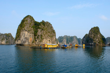 Fototapeta na wymiar baie d'halong au vietnam