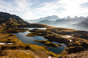 Lago di montagna all'alba in autunno