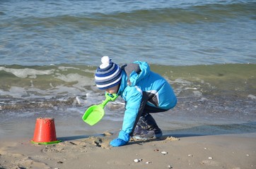 Kind spielt am Strand
