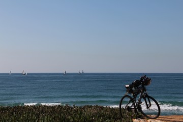 Obraz premium Mountain bike on the beach