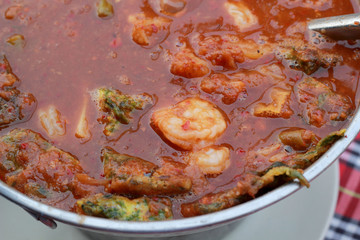 Obraz na płótnie Canvas hot and sour curry with tamarind sauce, shrimp and vegetables