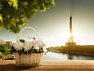 Fototapety  kwiaty w koszu i wieża Eiffla, Paryż