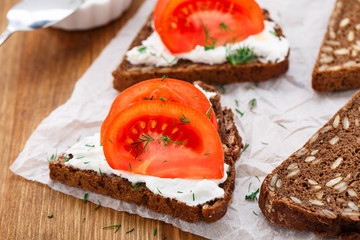 Sandwich with cream cheese and tomato