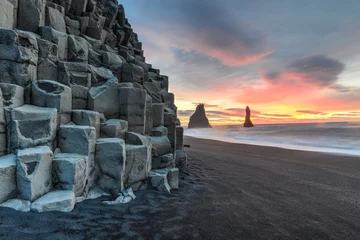 Photo sur Aluminium brossé Lieux européens Reynisdrangar sur la plage de Reynisfjara