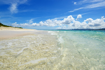 美しい沖縄のビーチと夏空