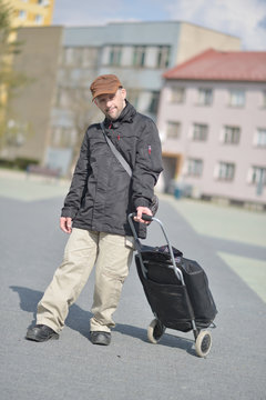 Un jeune homme trisomique avec valise