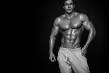 Fototapeta premium Strong Athletic Man Fitness Model tułowia pokazujące mięśnie na białym tle