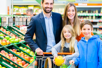 Famile beim Einkaufen im Lebensmittelmarkt