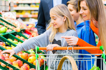 Famile beim Einkaufen im Lebensmittelmarkt