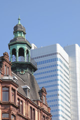 Obraz premium historisches Stadthaus und modernes Hochhaus