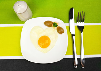Scrambled eggs with bread on plate, on color napkin