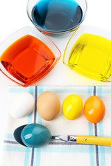 Bowls with paint for Easter eggs and eggs, close up
