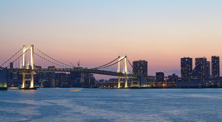 Fototapeta na wymiar widok z Tokyo z tęczowym mostem w czasie zachodu słońca