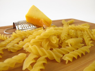Nudeln mit kleiner Reibe und einer Ecke Käse