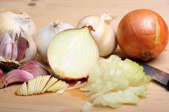 Knoblauch und Zwiebeln