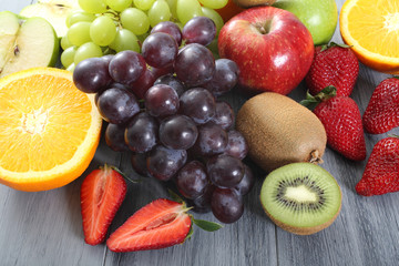 Naklejka na ściany i meble frutta su tavolo grigio