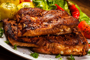 Tasty grilled ribs with vegetables