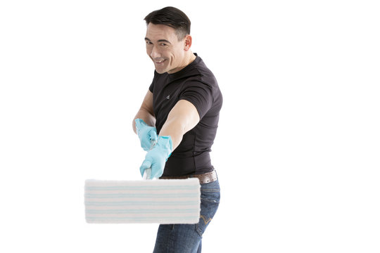 M&auml;nnliche Reinigungskraft h&auml;lt Wischmop zum Betrachter l&auml;chel