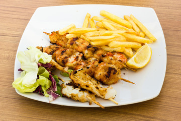 Seafood skewers with chips