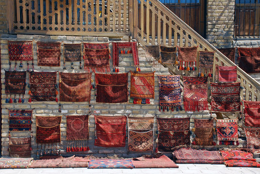 Торговля народными сумками на крыльце в Ташкенте