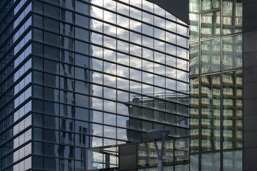 Fototapeta na wymiar refleksje na temat szkła w biznesowym centrum, Mediolan