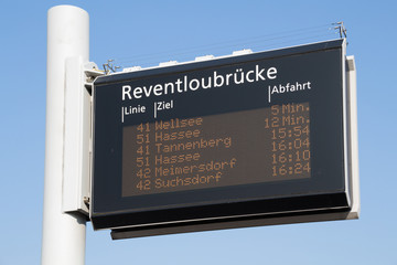 Funkgesteuerter Bus-Fahrplan © embeki