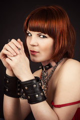 Obraz premium beautiful brown-haired woman in handcuffs