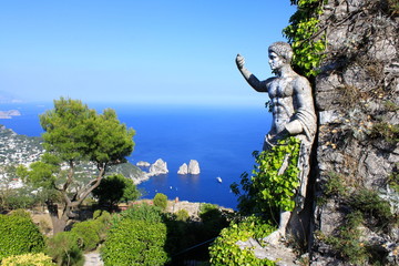 Statue romaine et vue sur les Fariglioni à Anacapri - Italie - 63207933