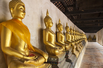 Buddhastatuen in Reihe