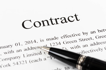 Obraz premium Business contract document with pen close-up