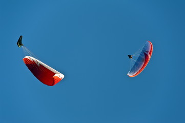 parachute zweefvliegtuig in de lucht