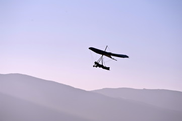 paragliding zweefvliegtuig in de lucht