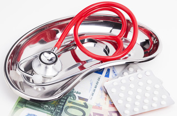 Stethoskop Geld Nierenschale und Tabletten