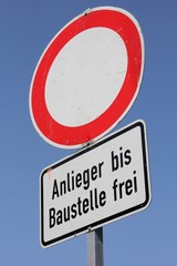 Deutsches Verkehrszeichen: Verbot f&uuml;r Fahrzeuge aller Art/ Anlieger frei bis Baustelle