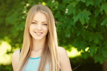 Naklejka premium Pretty young woman outdoors.